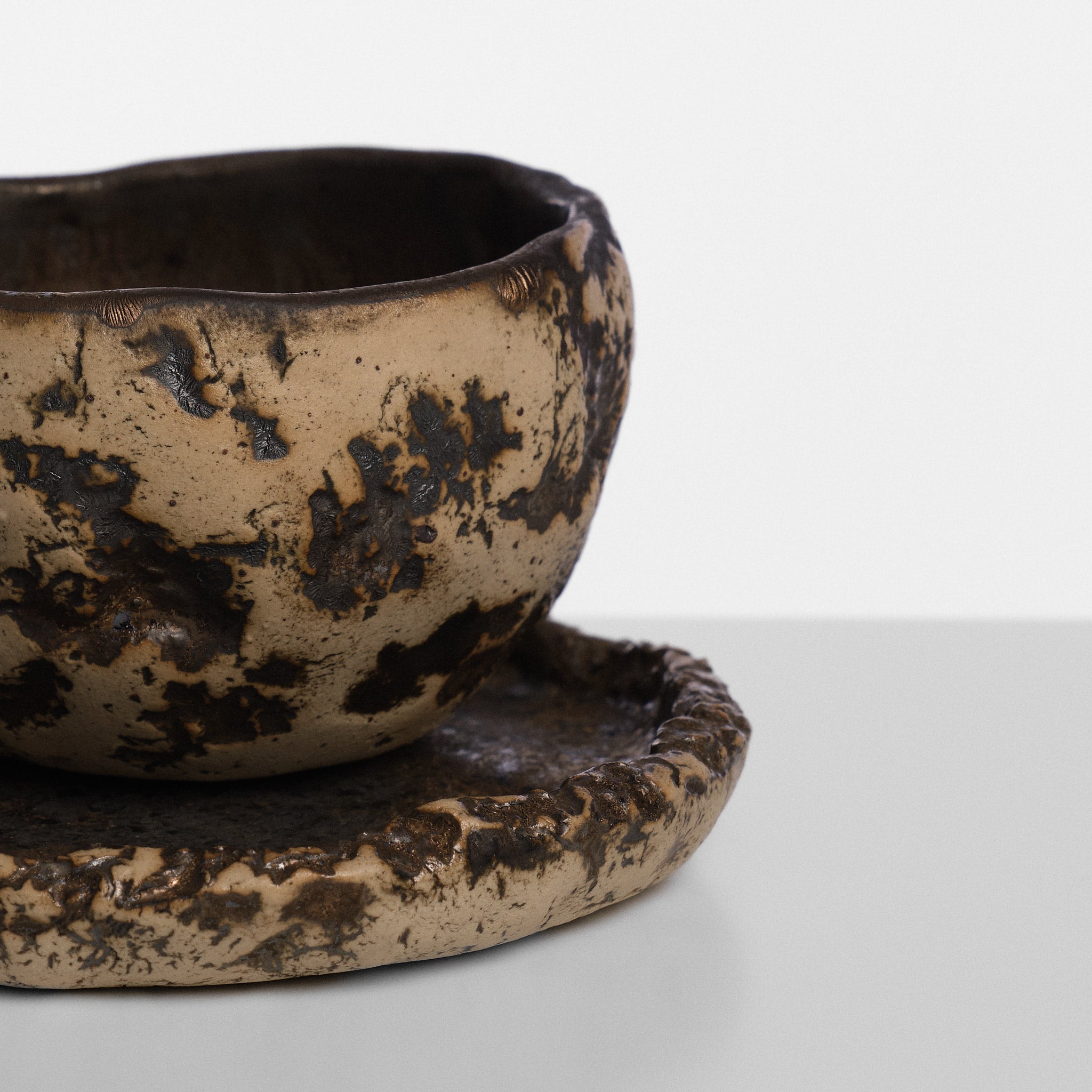 Farfurie handmade din ceramică Golden Rock