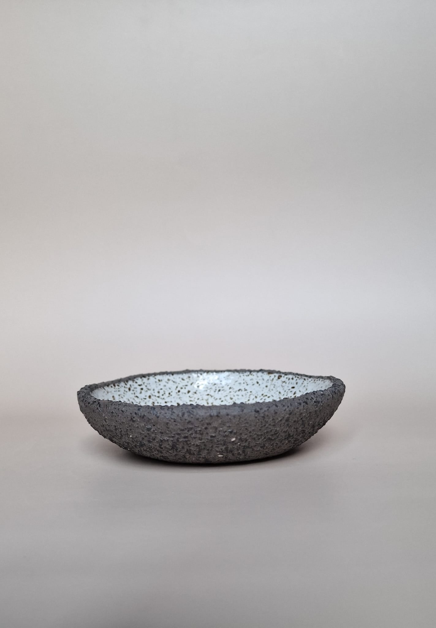 Farfurie handmade rotundă din ceramică Raw