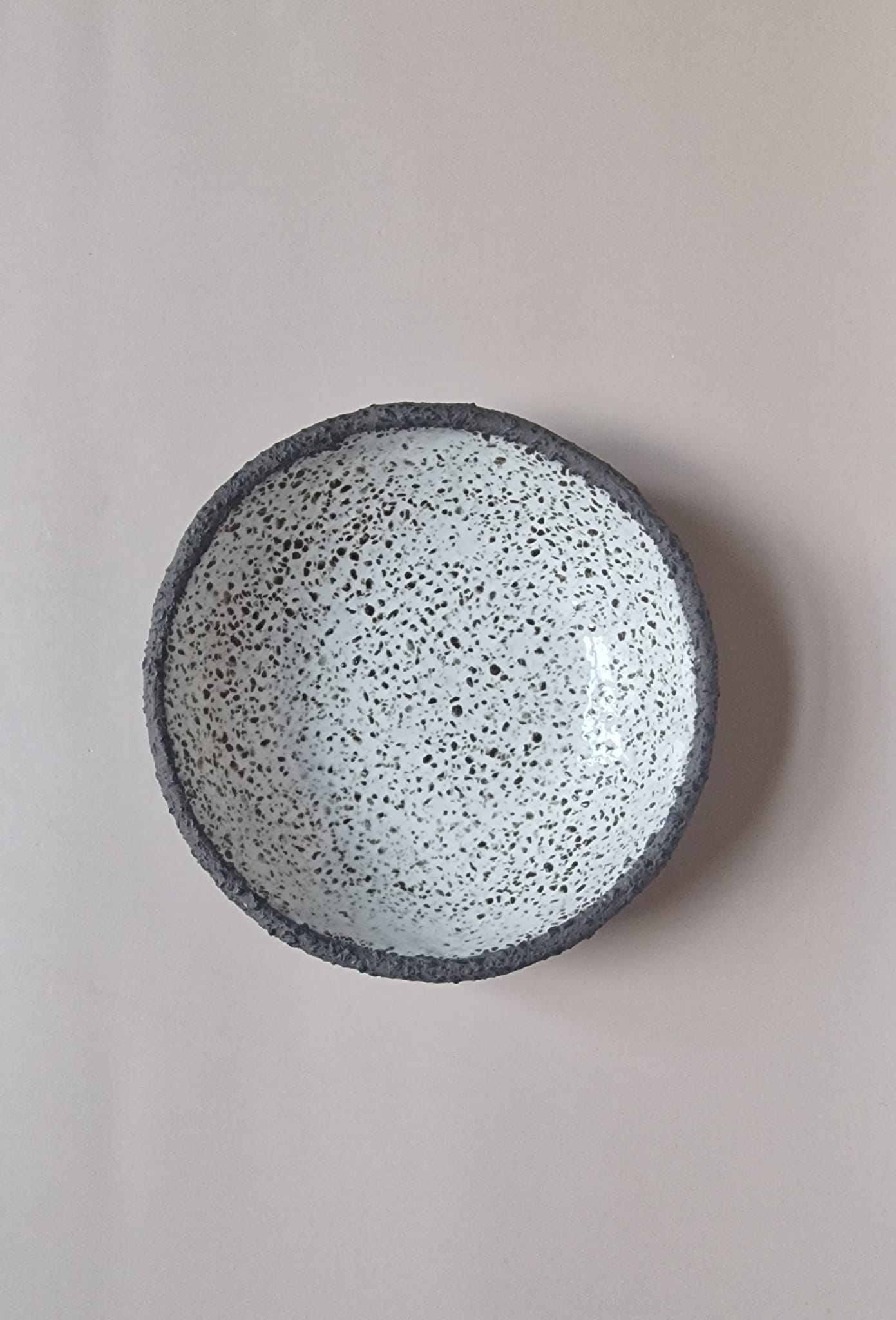 Farfurie handmade rotundă din ceramică Raw