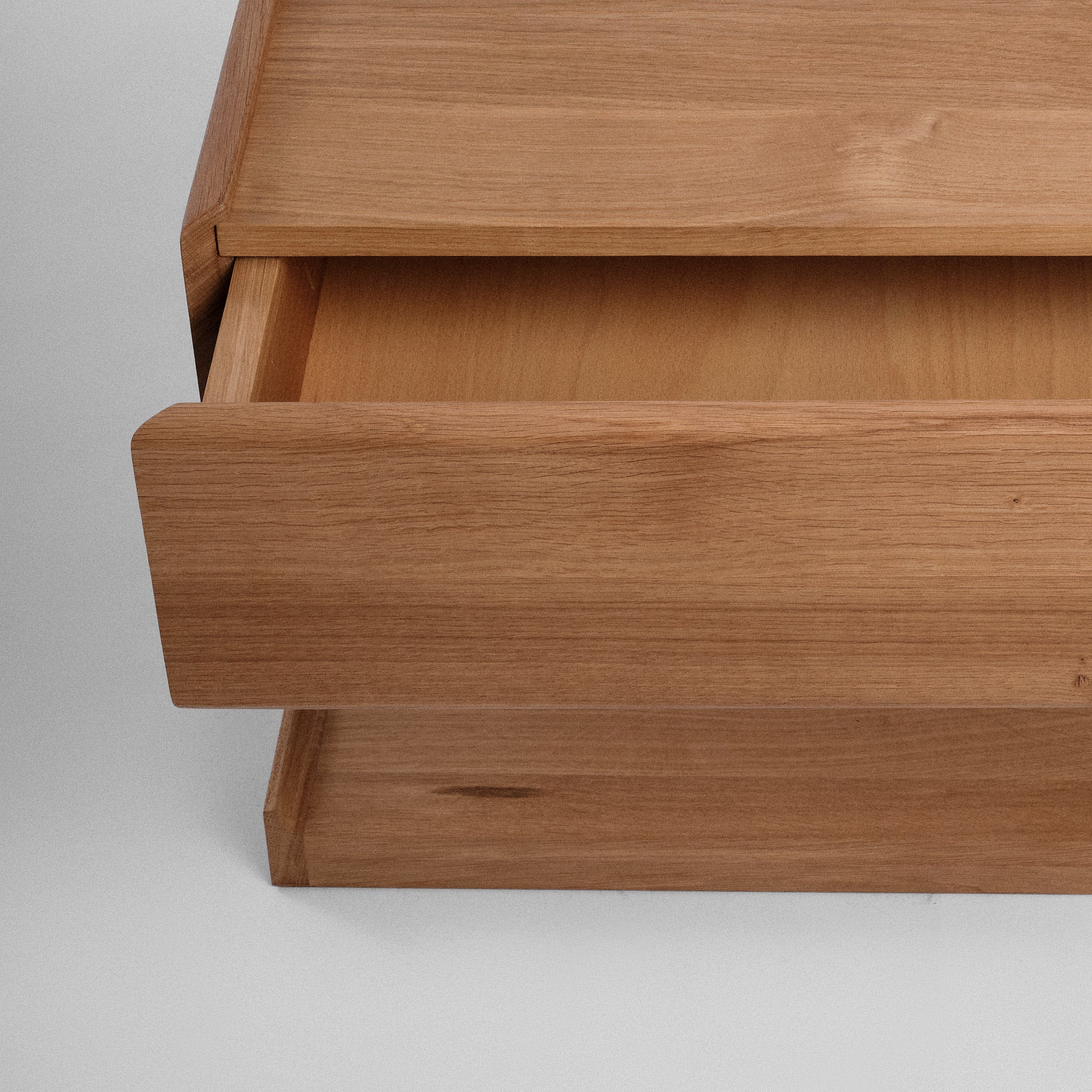 Noptierǎ lemn masiv cu sertar Noka