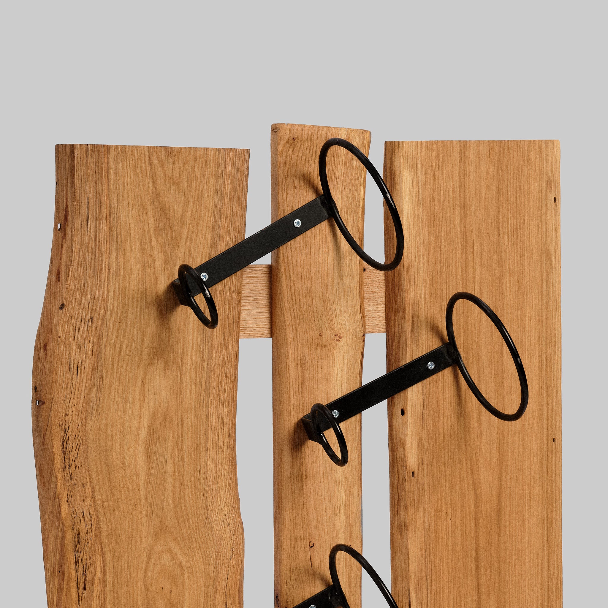 Suport suspendat pentru sticle de vin din lemn masiv Tora