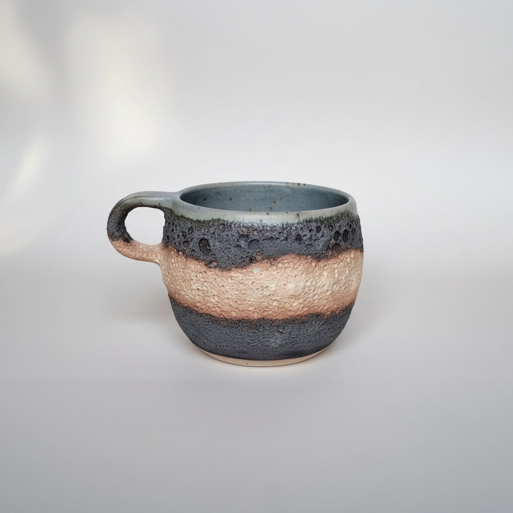 Cană handmade din ceramică Lava Blue cu toartă