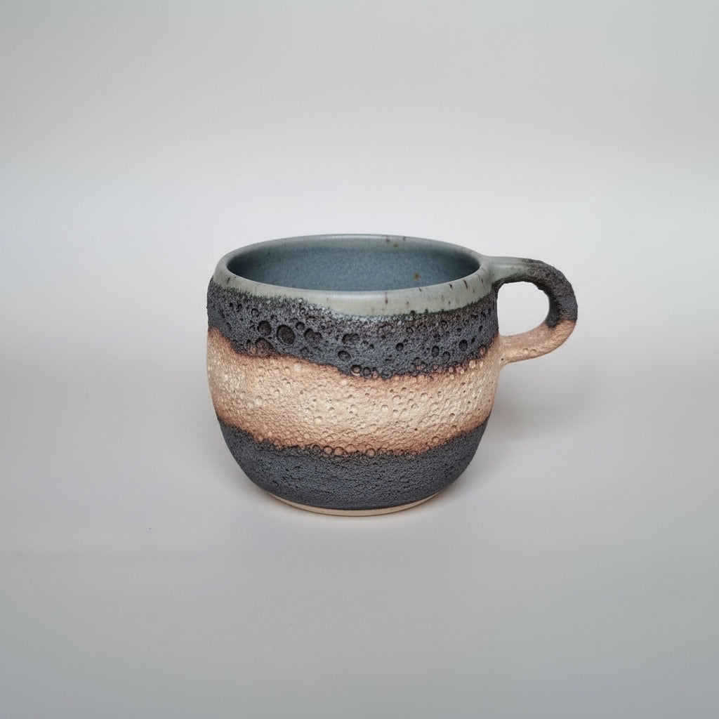 Cană handmade din ceramică Lava Blue cu toartă