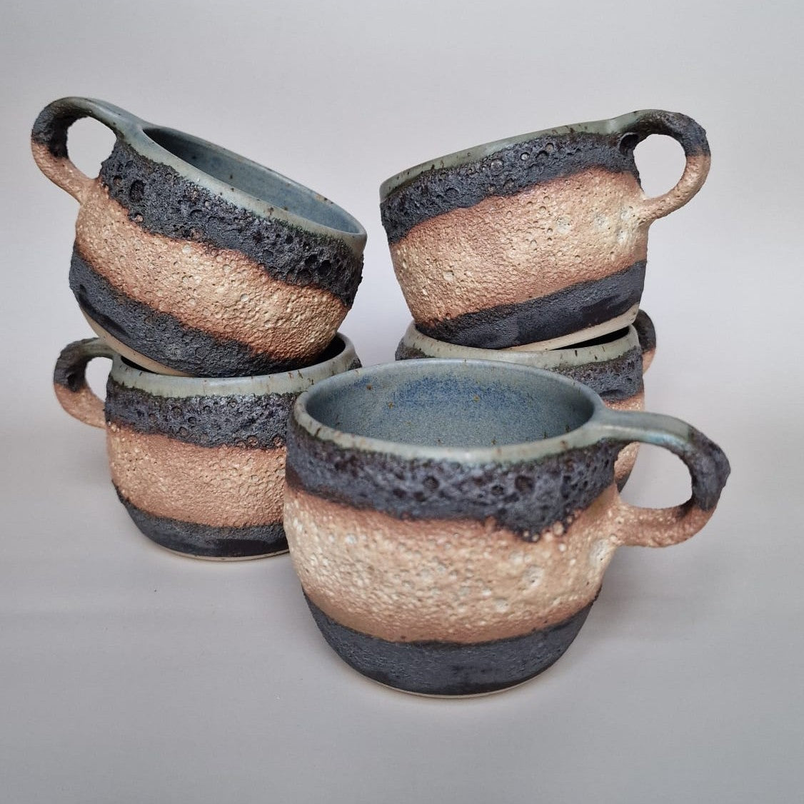 Cană handmade din ceramică Lava Blue cu toartă
