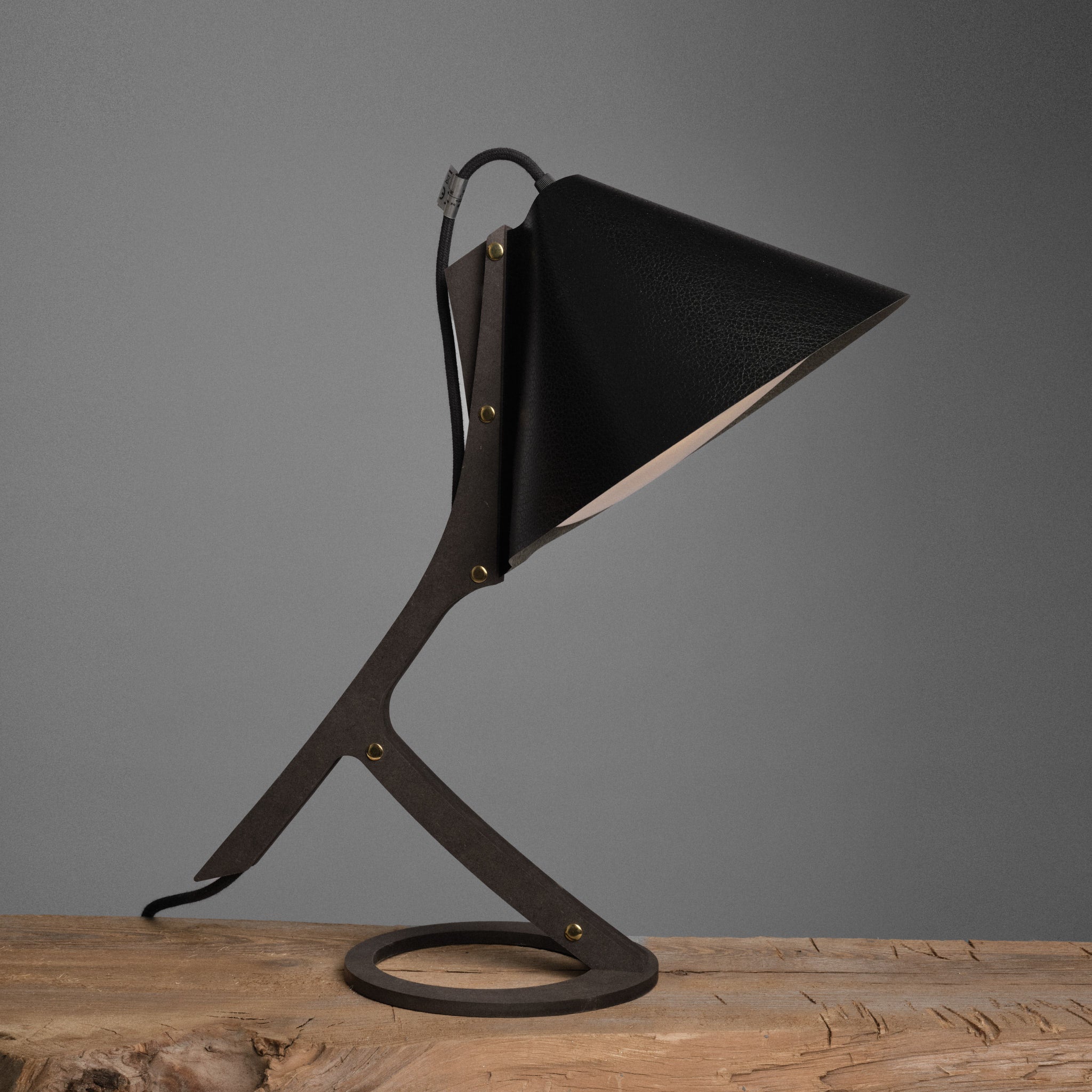 Lampă de masă din fibre naturale de lemn Silence Negru